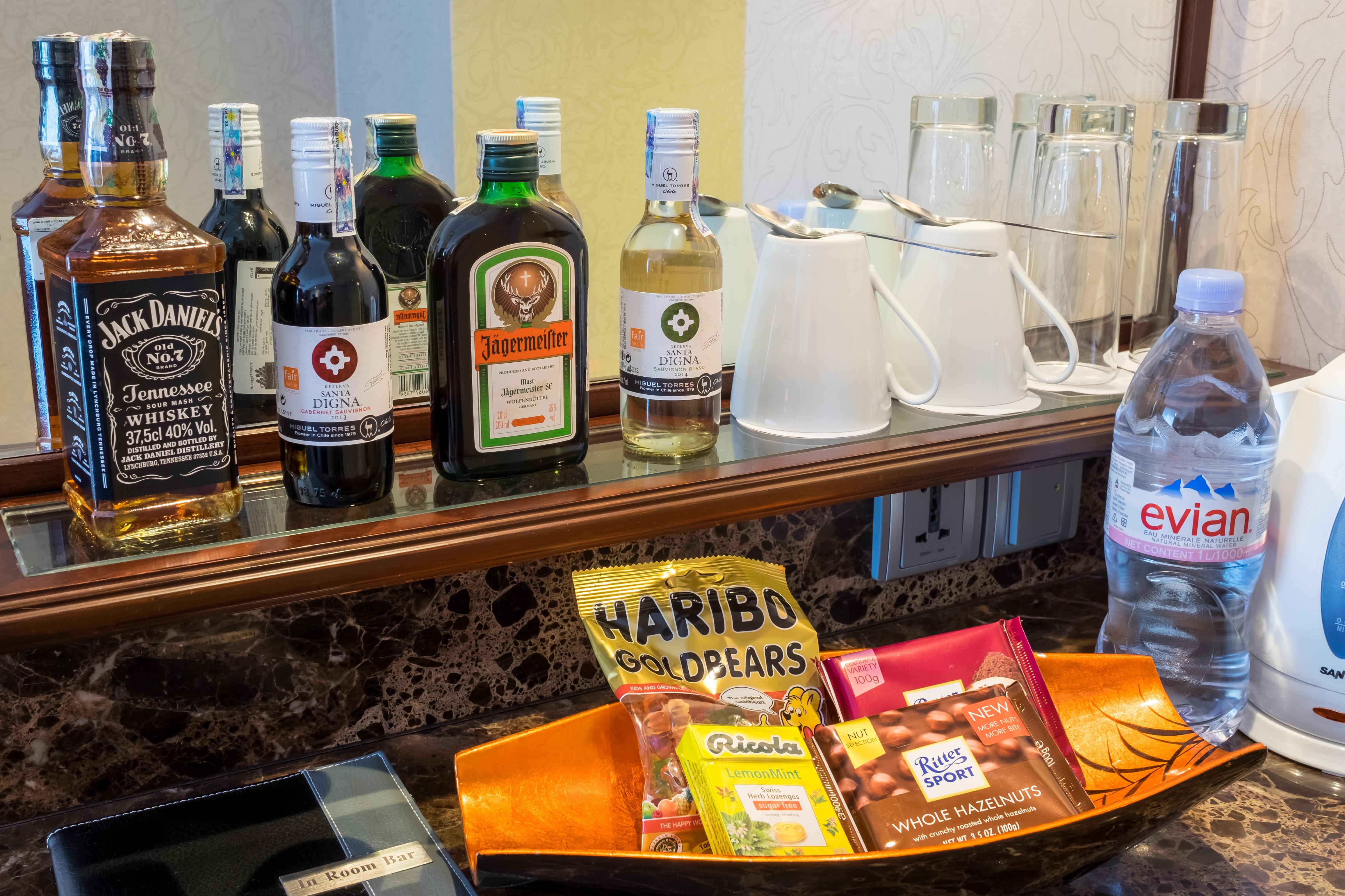 הו צ'י מין סיטי Eastin Grand Hotel Saigon מראה חיצוני תמונה A typical hotel minibar