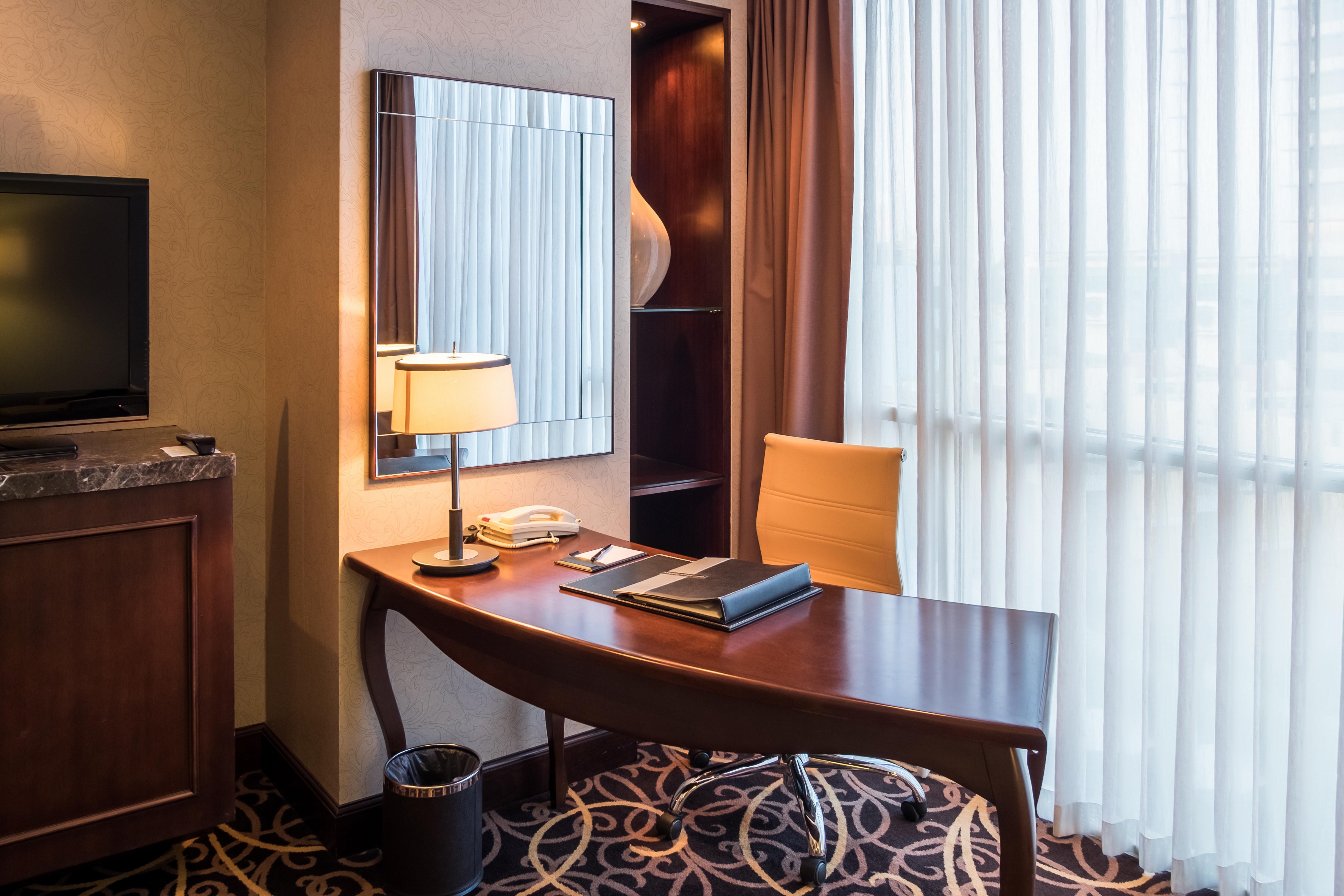 הו צ'י מין סיטי Eastin Grand Hotel Saigon מראה חיצוני תמונה A work desk in a hotel room