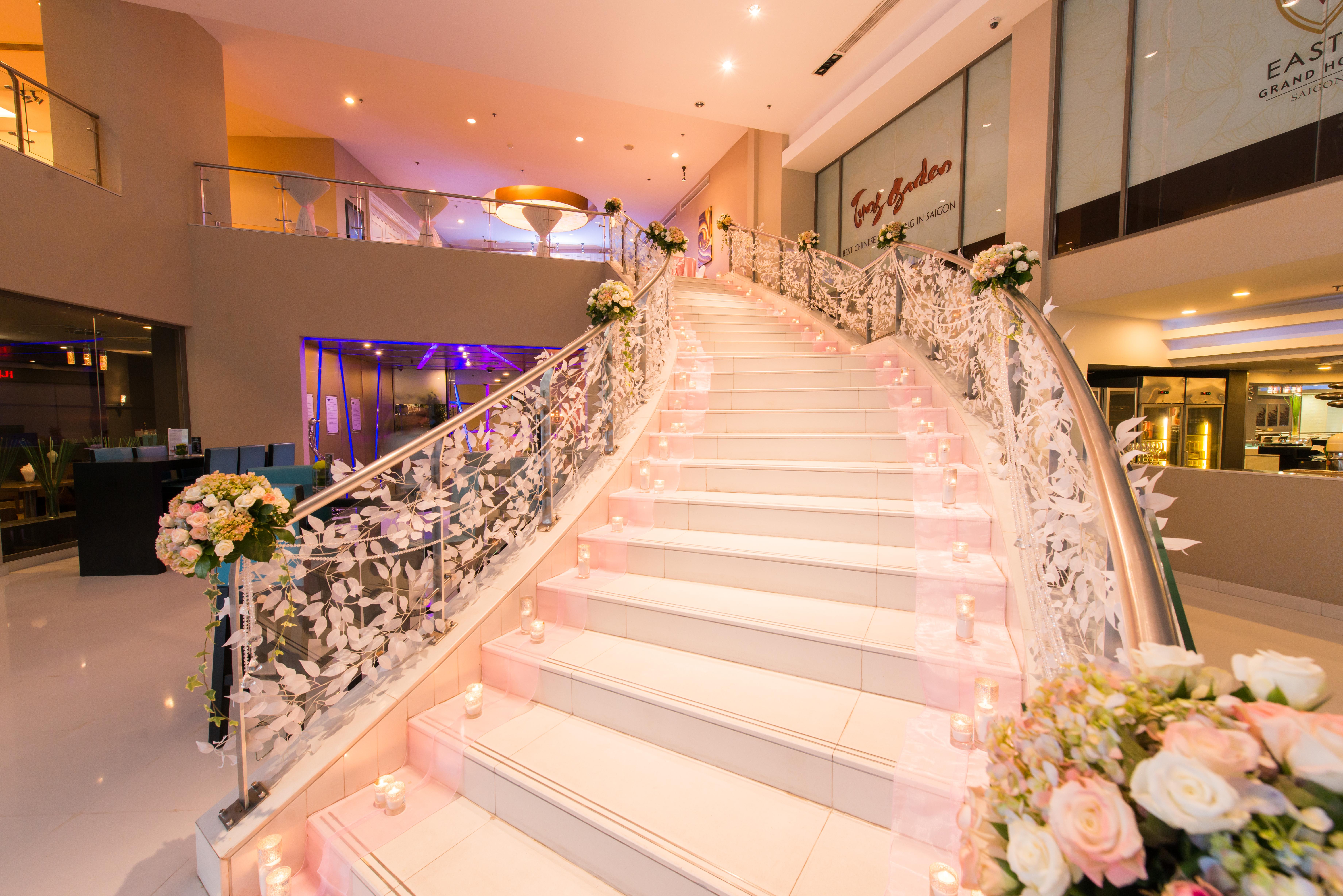 הו צ'י מין סיטי Eastin Grand Hotel Saigon מראה חיצוני תמונה The staircase at the lobby
