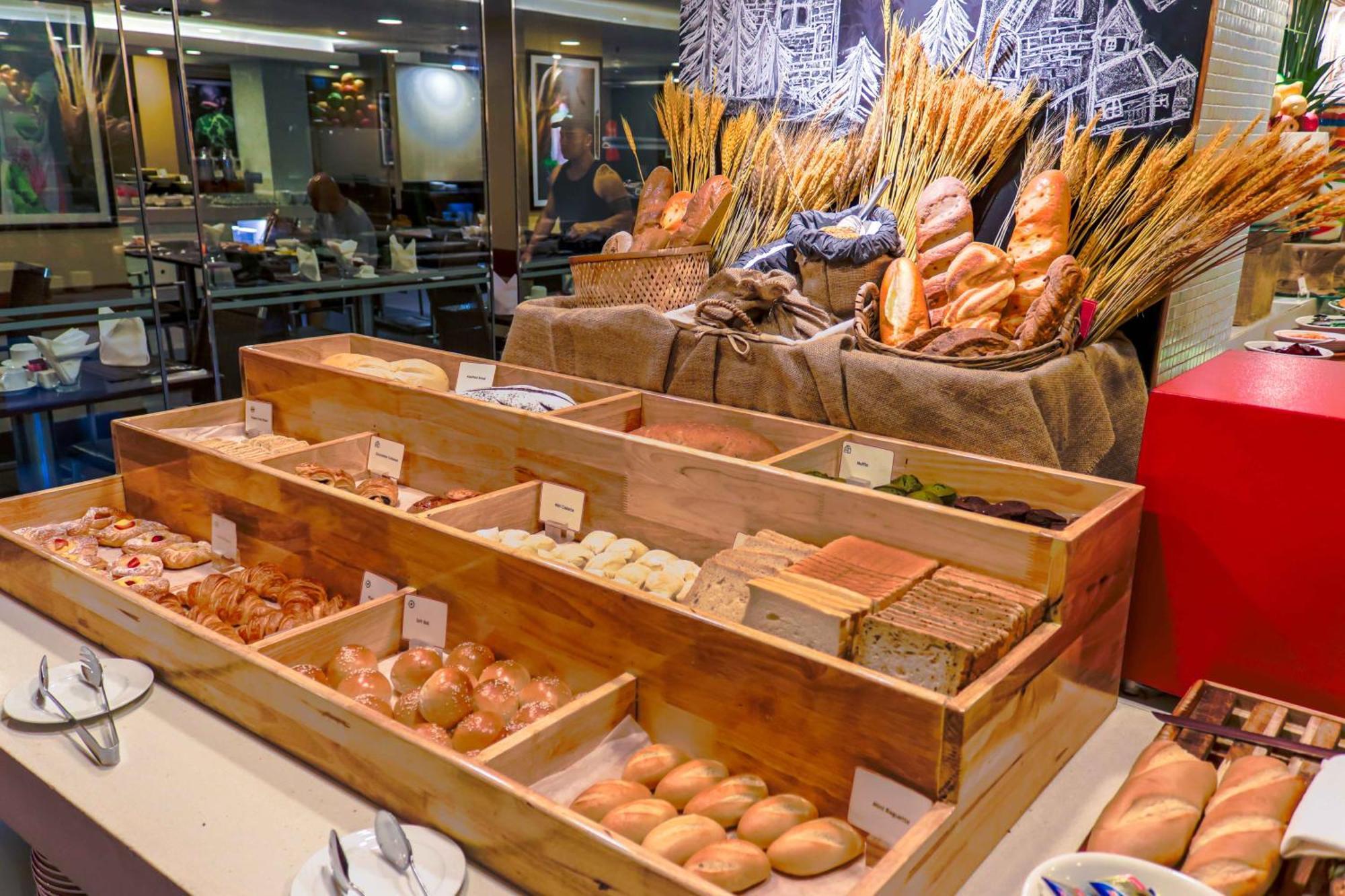 הו צ'י מין סיטי Eastin Grand Hotel Saigon מראה חיצוני תמונה Bread and pastry at a buffet