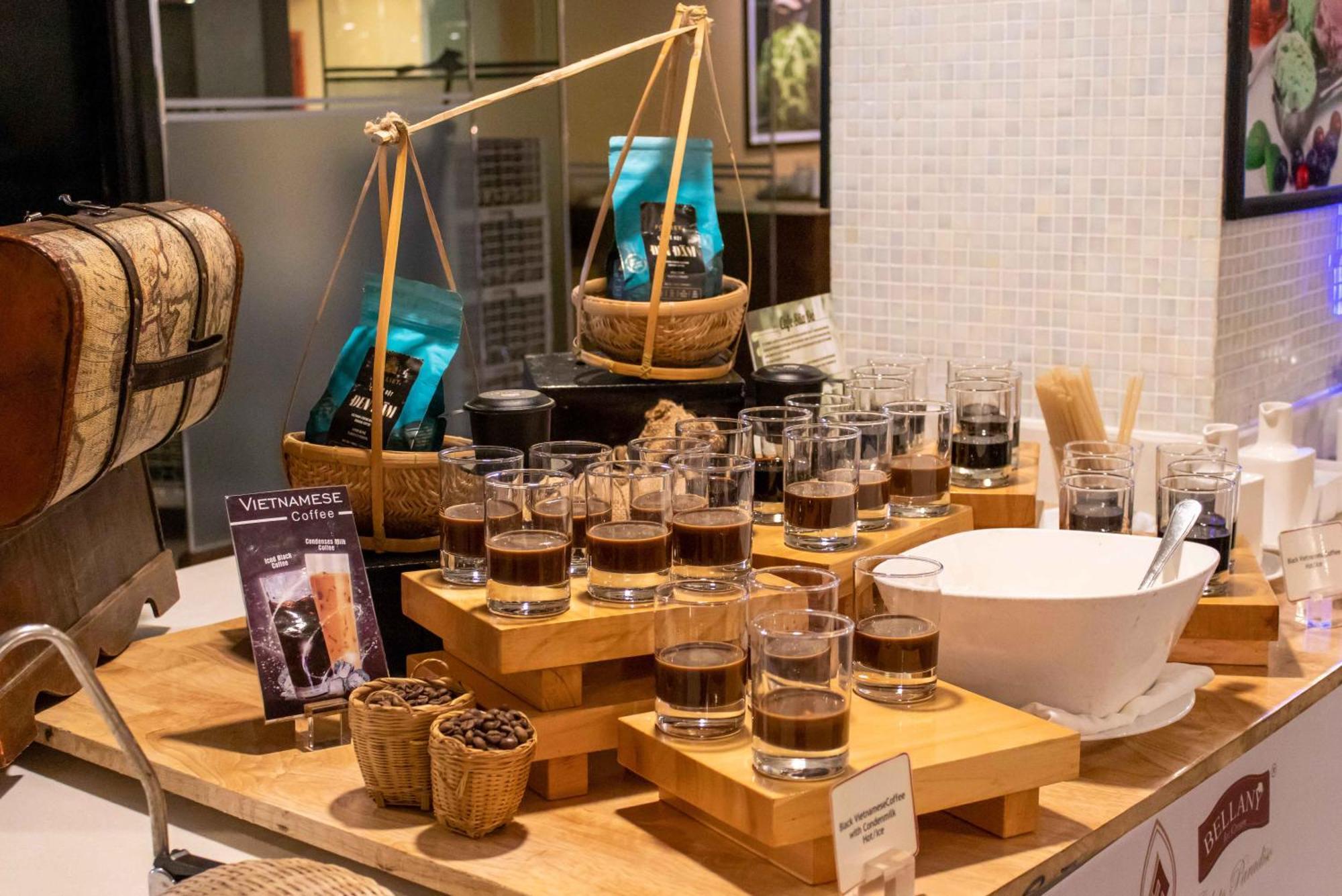 הו צ'י מין סיטי Eastin Grand Hotel Saigon מראה חיצוני תמונה A coffee tasting