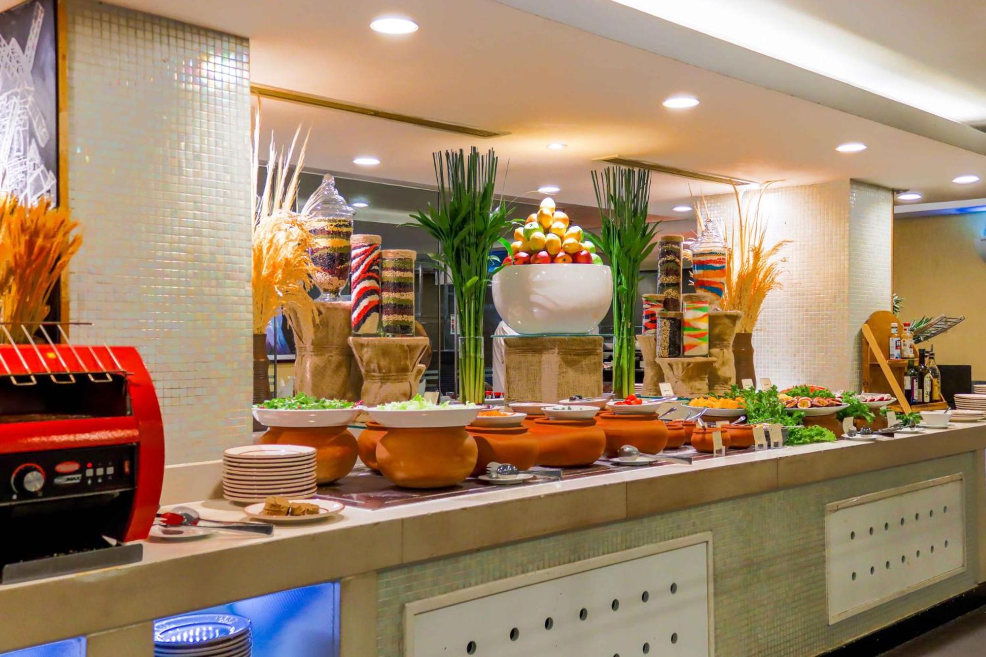הו צ'י מין סיטי Eastin Grand Hotel Saigon מראה חיצוני תמונה A buffet at a hotel